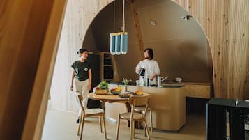 羽毛の掛け布団、デスク、WiFi (無料)、ベッドシーツ