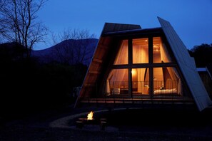 Fassade der Unterkunft – Abend/Nacht