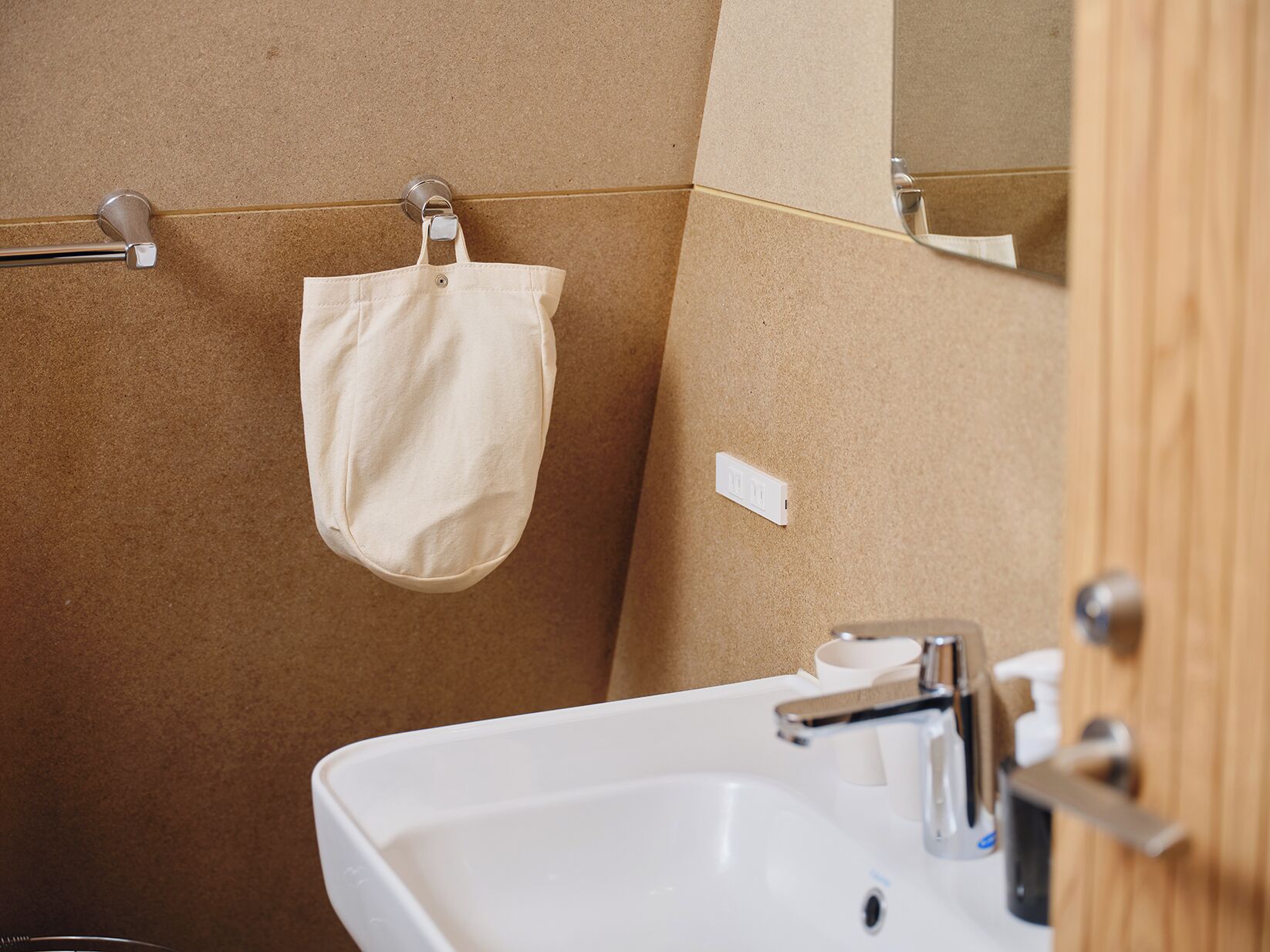 ヘアドライヤー、スリッパ、タオル、シャンプー