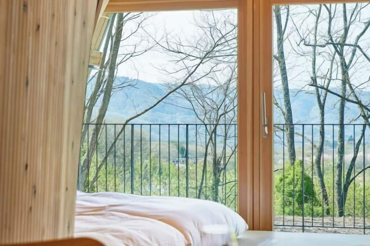 Escritorio, wifi gratis y ropa de cama