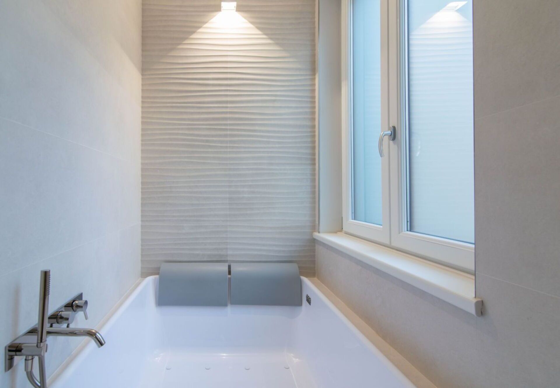 Douche, baignoire à jets, sèche-cheveux, bidet