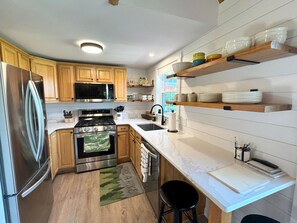 Fridge, microwave, oven, stovetop - Stowe Hill Cottage. Min`s to Lake and Mt Snow (Wilmington)