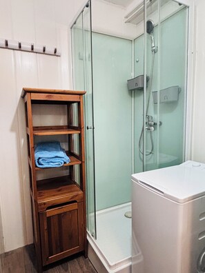 Dusche, Haartrockner, Seife, Toilettenpapier