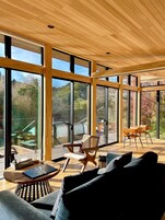 奢华别墅, 河景 | 起居区 | 平板电视