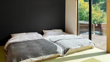 Villa de lujo, vistas al río | Espacio para trabajar con un portátil, wifi gratis, ropa de cama