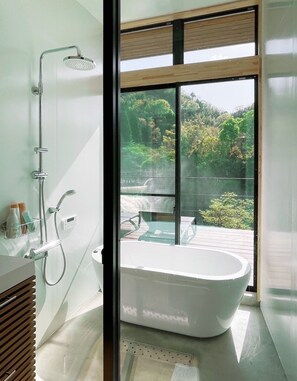 Villa de lujo, vista al río | Baño | Tina con regadera, amenidades de baño gratuitas, secadora de cabello 