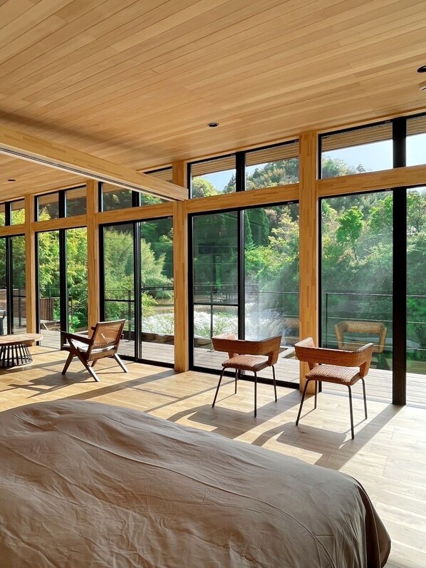 Luxury-Villa, Flussblick | Wohnbereich | Flachbildfernseher