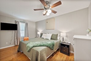 4 Schlafzimmer, Schreibtisch, Bügeleisen/Bügelbrett, Reisekinderbett