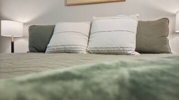 4 habitaciones, escritorio y tabla de planchar con plancha