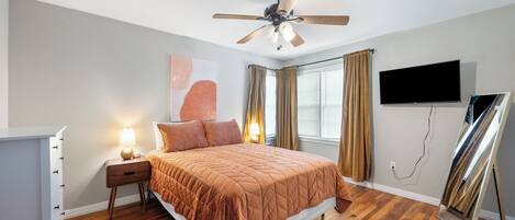 4 chambres, bureau, fer et planche à repasser, lit parapluie