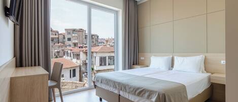 Escritorio, cortinas blackout, sistema de insonorización y wifi gratis