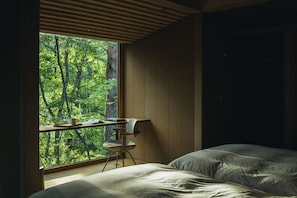 Desk, free WiFi, bed sheets