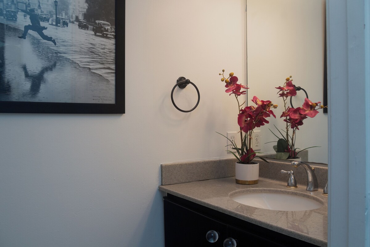 Photo 5 of Montrose Aquatic Dream! Downtown Unit w/ Pool 3BR