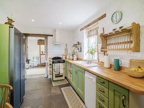 Lavavajillas y trona infantil