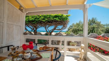 Vila standard, vários quartos, de frente para o mar (Villa G&G On Sea Shore) | Opções para refeição ao ar livre