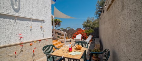 Standard-huvila, 1 makuuhuone, ilmastointi, meren rannalla (Villa G&G On Sea Shore) | Ulkoruokailutilat
