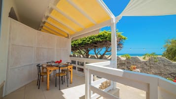 Vila standard, vários quartos, de frente para o mar (Villa G&G On Sea Shore) | Opções para refeição ao ar livre