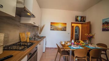 Vila standard, vários quartos, de frente para o mar (Villa G&G On Sea Shore) | Cozinha privada | Geladeira, fogão, cooktop, cafeteira/chaleira