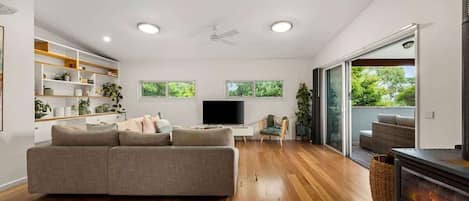 Télévision, cheminée