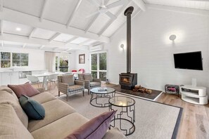 TV, fireplace - Aireys Cottage I 650m Walk to beach (Aireys Inlet)