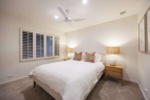 5 Schlafzimmer, Schreibtisch, Bügeleisen/Bügelbrett, WLAN