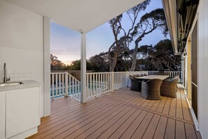 Outdoor dining - Saltwood Coastal Hamptons Luxe with Pool (Rye)