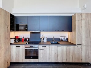 Jääkaappi, mikroaaltouuni, uuni, astianpesukone