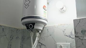 Douche, serviettes fournies, savon