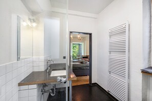 Suihku, hiustenkuivaaja, pyyhkeet