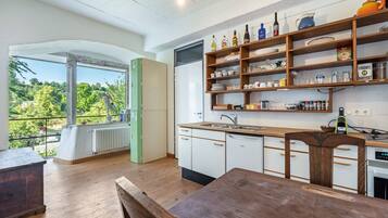 Fridge, oven, stovetop, coffee/tea maker