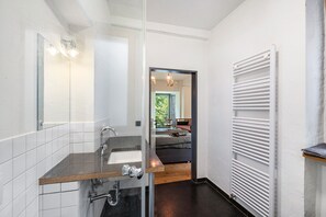 Chuveiro, secador de cabelo, toalhas de banho