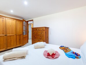 8 عدّة غرف نوم ومكواة/لوح كي وخدمة الإنترنت وملاءات أسرّة