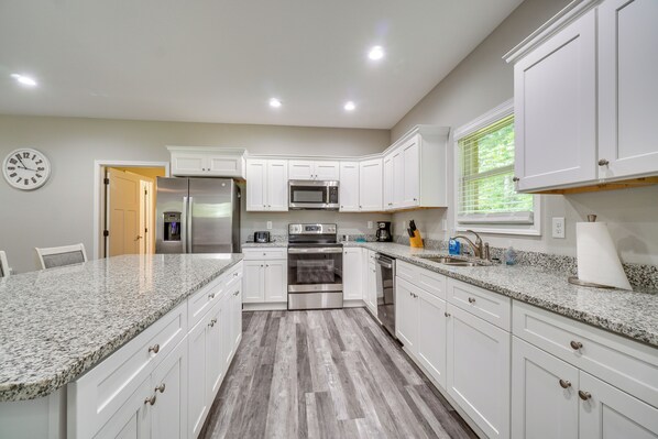 Fridge, microwave, stovetop, dishwasher