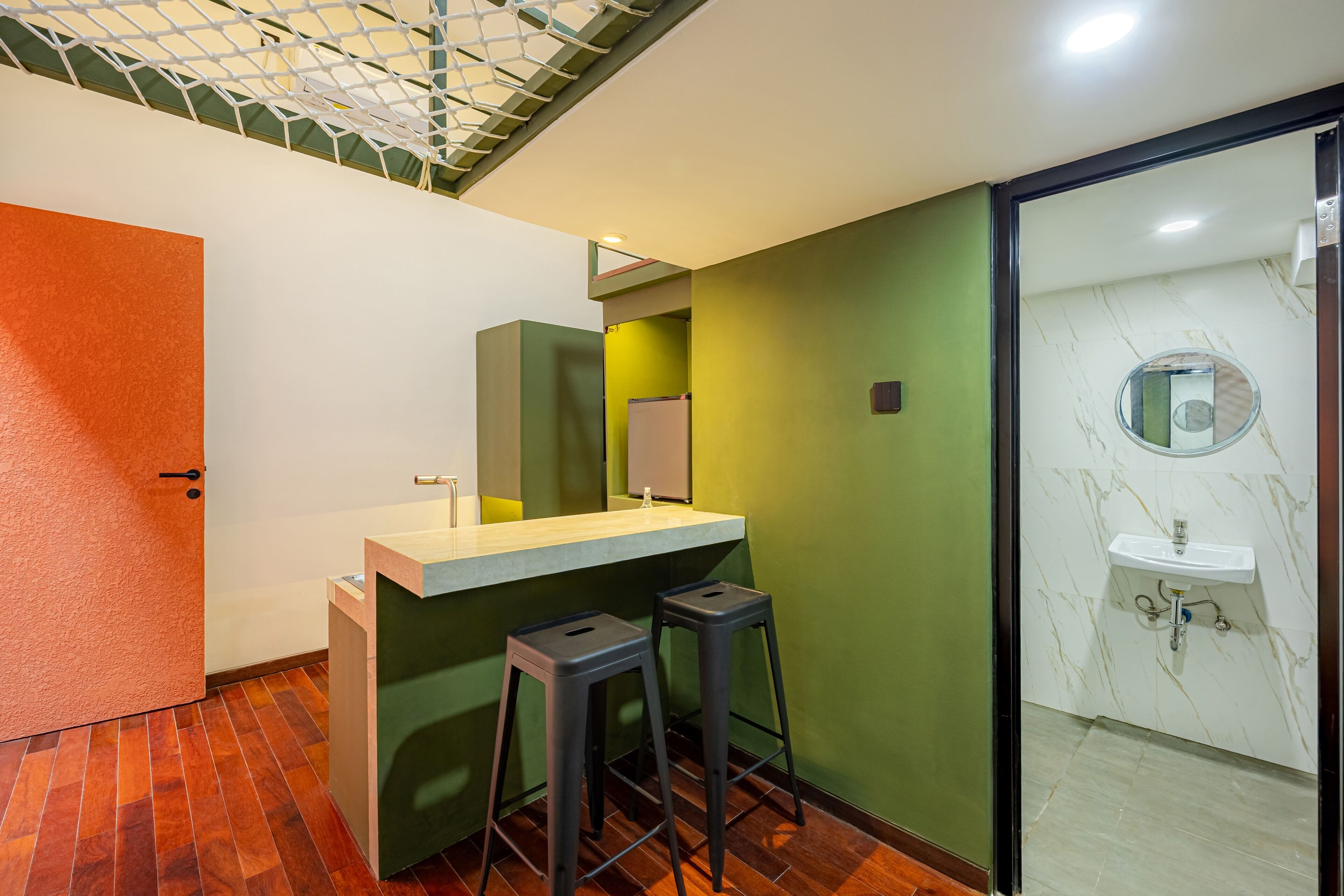Un bagno moderno con un lavabo in marmo, una cabina doccia in vetro e un pavimento in legno.