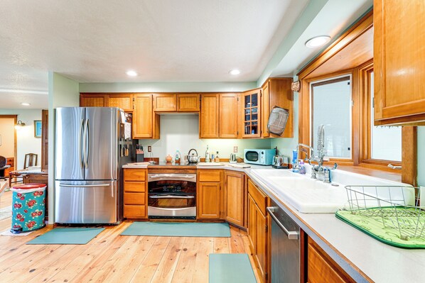 Fridge, microwave, stovetop, dishwasher
