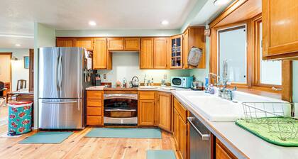 Oregon Farmhouse Hideaway on 53 Acres