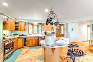 Fridge, microwave, stovetop, dishwasher - Oregon Farmhouse Hideaway on 53 Acres (Springfield)