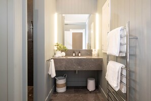 Douche, sĂšche-cheveux, bidet, serviettes fournies
