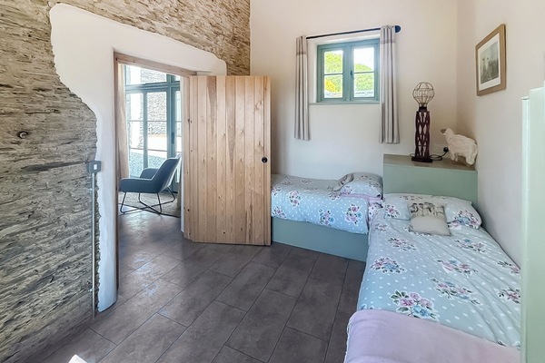 Twin bedroom | North Thorne - The Tractor Barn - North Thorne, Bratton Fleming