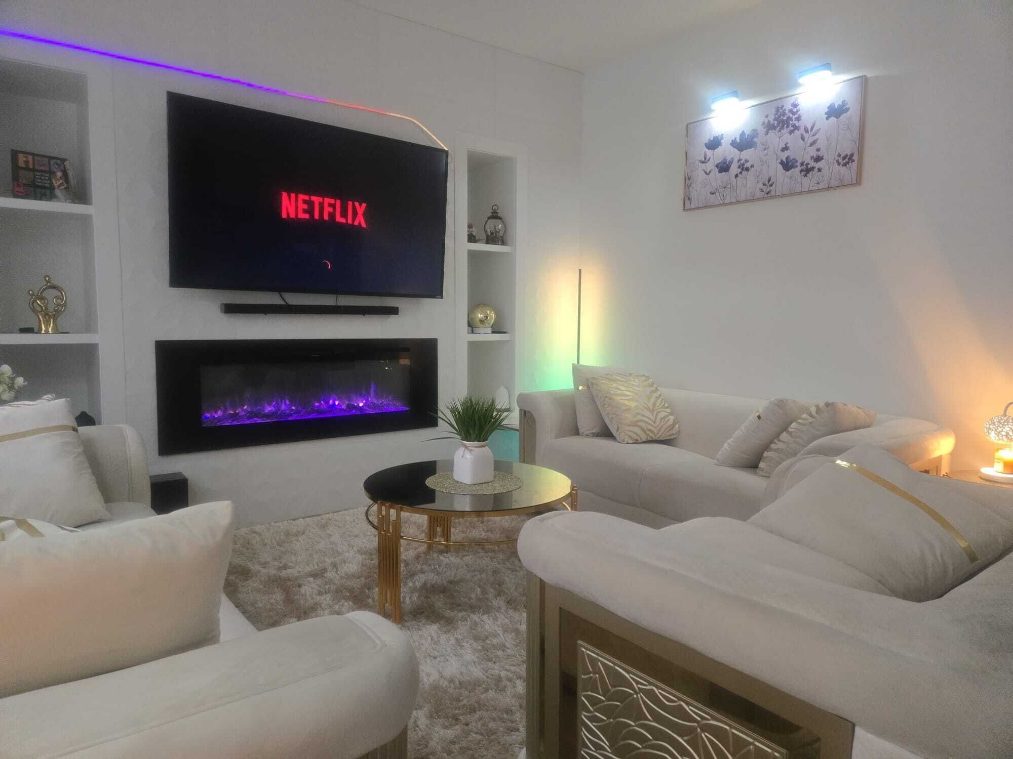 TV connectée, cheminée, jeux vidéo, livres