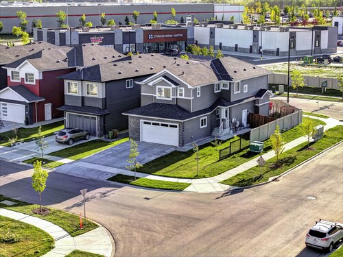 Luxurious Stylish 3-bedroom building in peaceful St. Albert with WiFi and Games