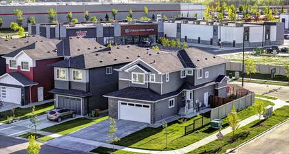 Luxurious Stylish 3-bedroom building in peaceful St. Albert with WiFi and Games