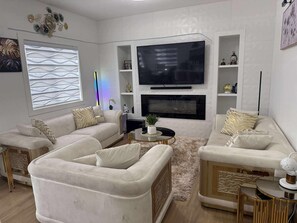 Smart-tv, eldstad, tv-spel och böcker