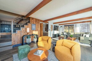 Fernseher, Kamin, Tischfußball, Arbeitsbereiche