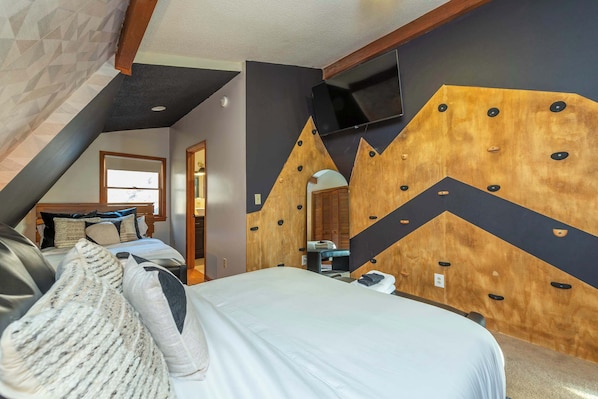 4 slaapkamers, een bureau, een strijkplank/strijkijzer, reisbedje