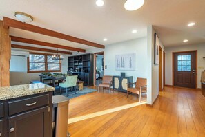 Dining - Amazing Mountain Views | Sauna | Hot Tub | Arcade (Mars Hill)