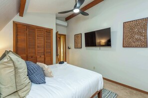 4 bedrooms, desk, iron/ironing board, travel crib - Amazing Mountain Views | Sauna | Hot Tub | Arcade (Mars Hill)