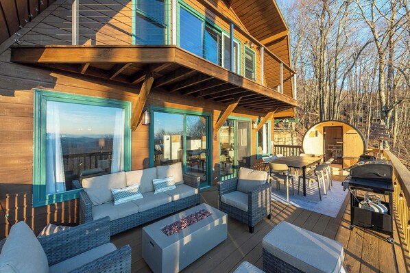 Outdoor dining - Amazing Mountain Views | Sauna | Hot Tub | Arcade (Mars Hill)