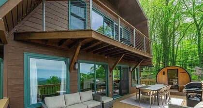 Mountain Retreat: Views, Sauna, Hot Tub, Arcade