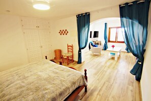 2 habitaciones, escritorio, tabla de planchar con plancha y wifi 